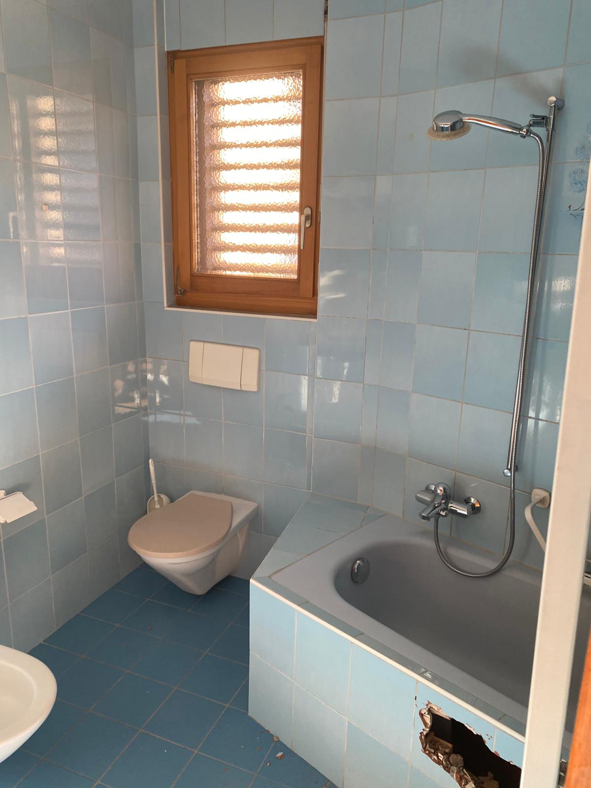 Une baignoire occupait cet espace avant la rénovation complète de la salle de bain.