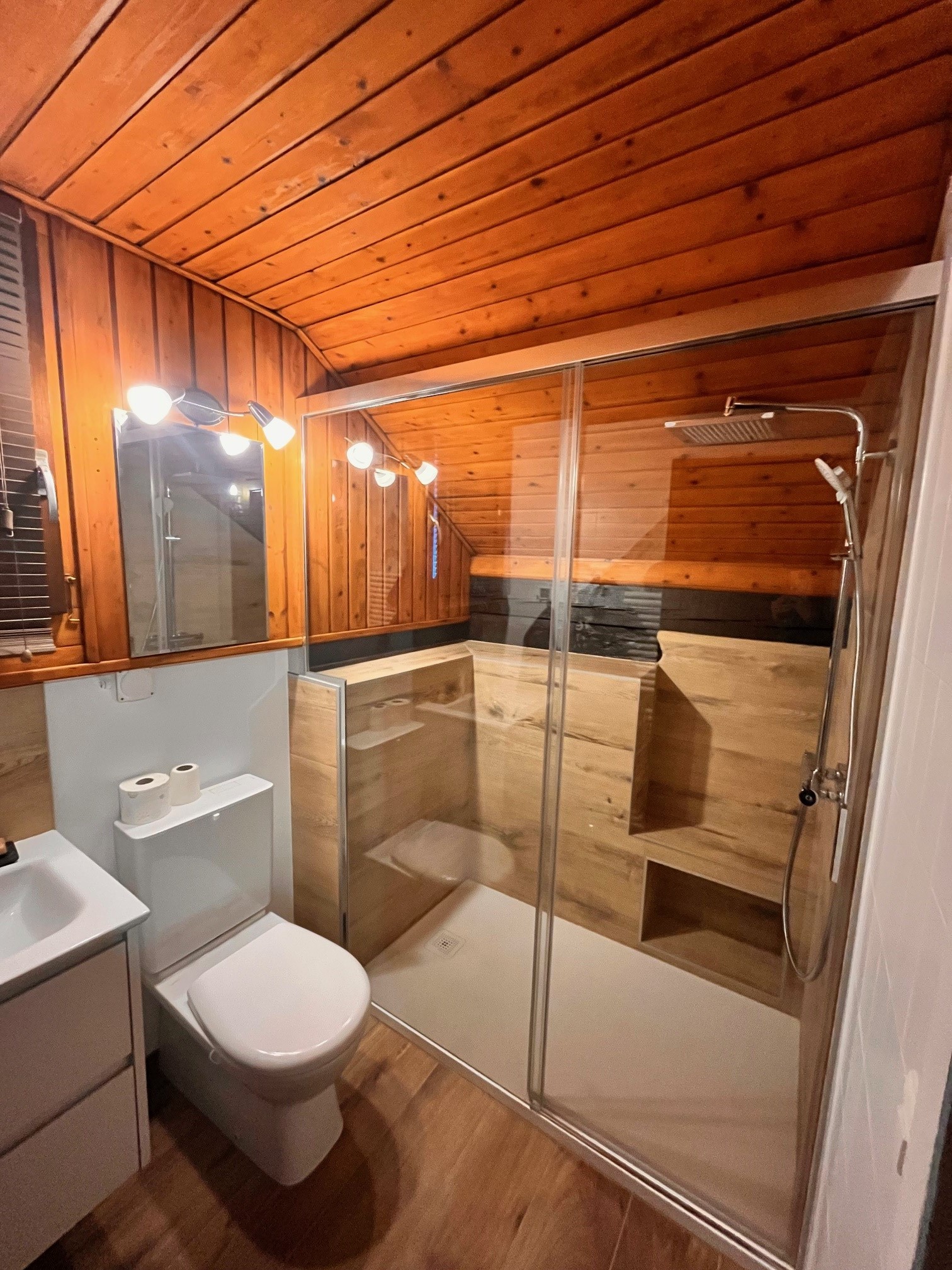 Douche en verre sur mesure avec porte battante