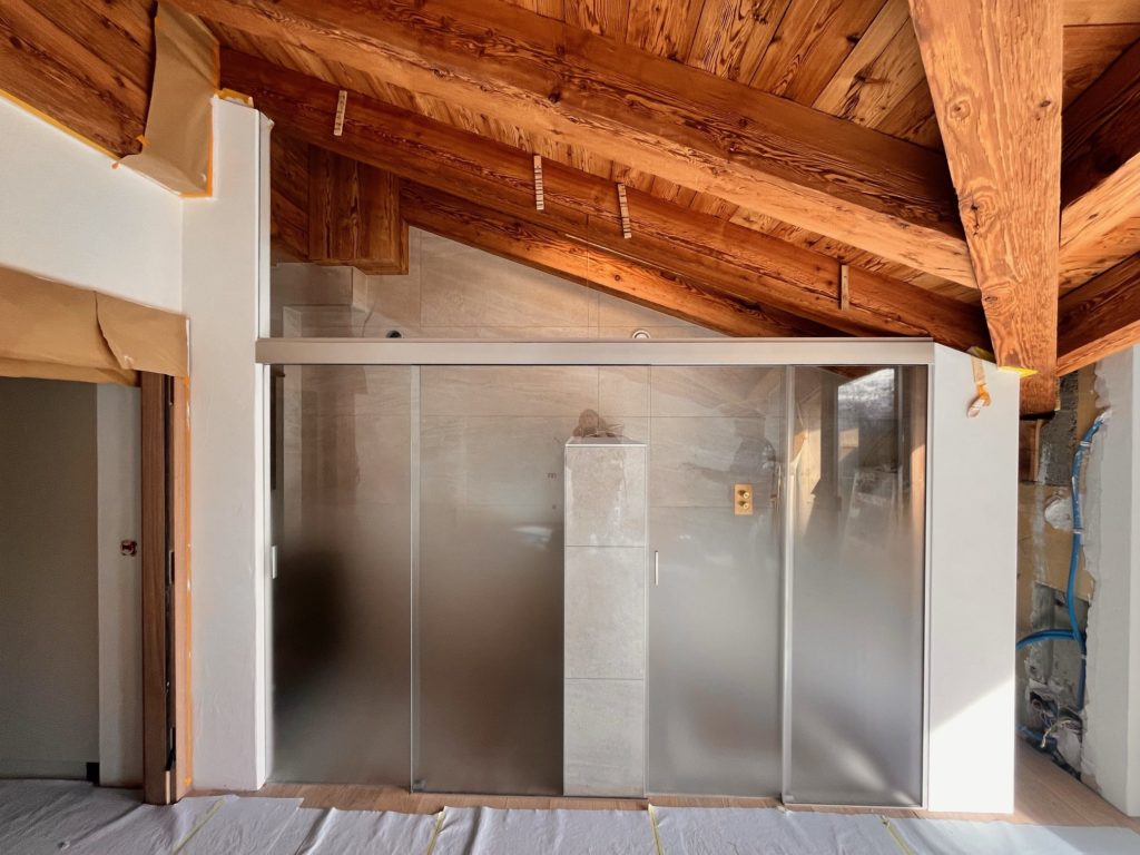 Porte coulissante double en verre sablé