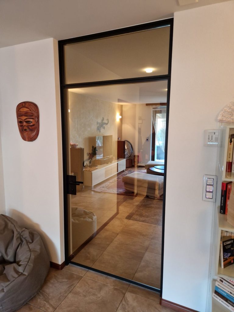Porte en verre espion avec cadre noir