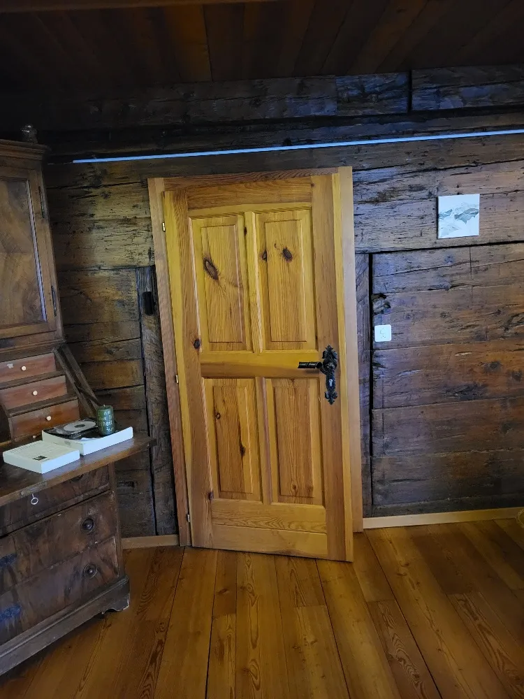 Les anciennes portes en bois fermaient les pièces et limitaient le passage de la lumière.